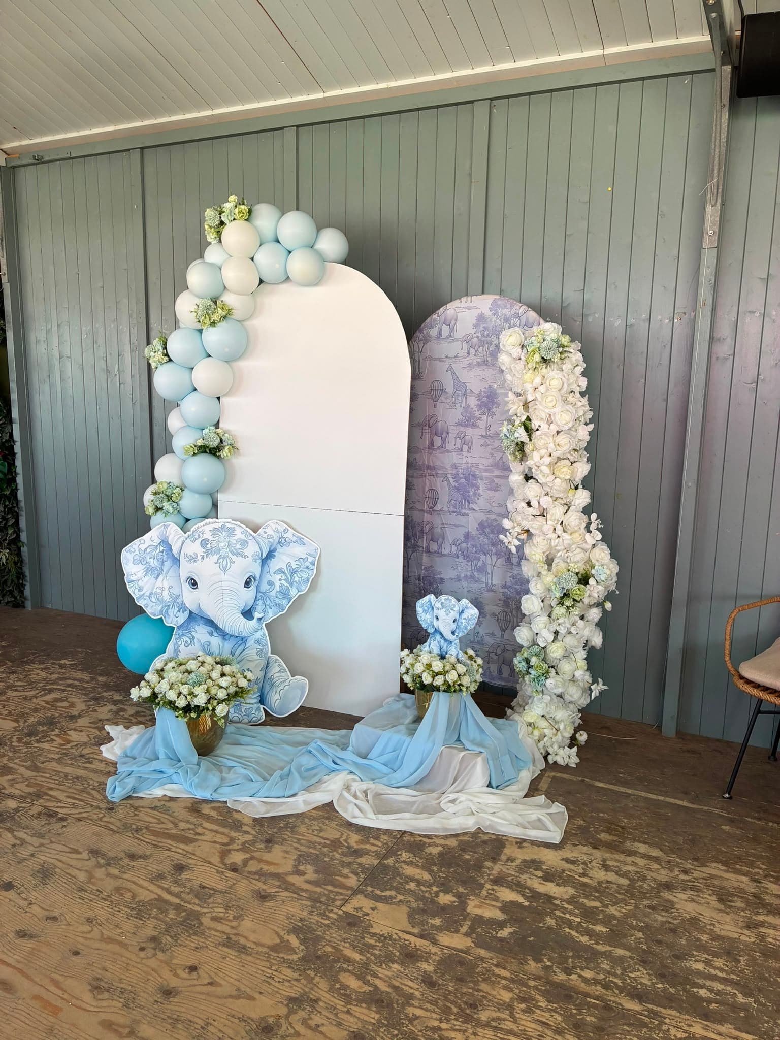 Babyshower aankleding met olifantjes in wit en zacht blauw