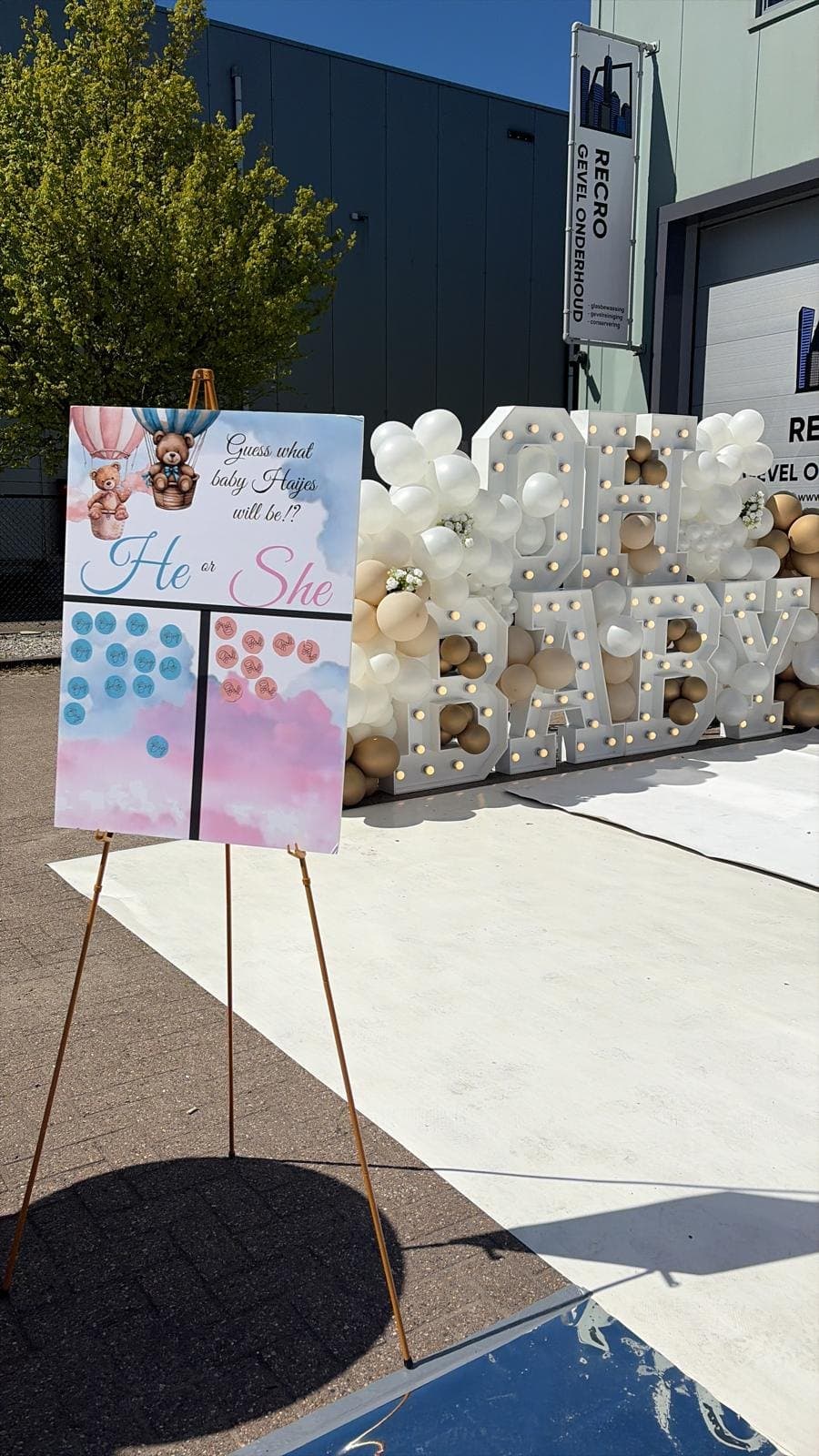 He or She stembord bij een gender reveal