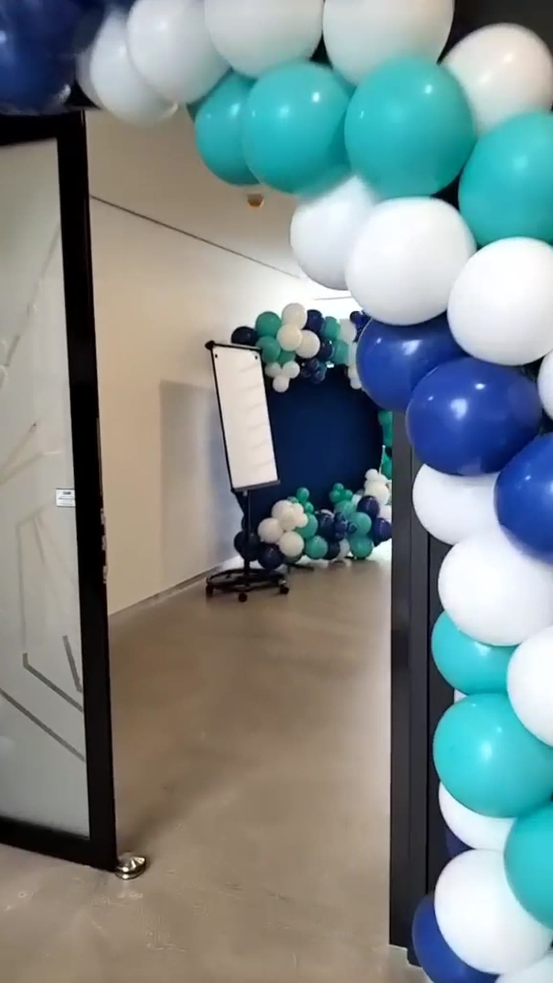 Bedrijfsevenement met ballonboog en ballonzuilen in blauw, turquoise en wit