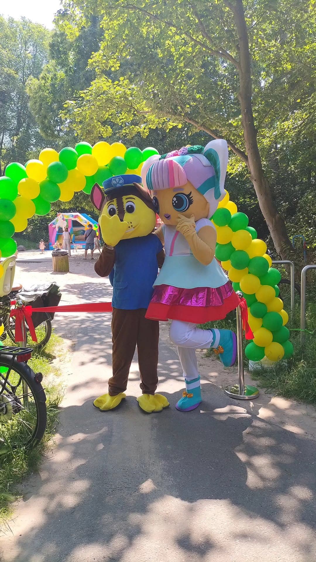Mascottes Chase en LOL Surprise bij een ballonboog met rode loper